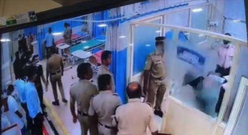 അത്യാഹിത വിഭാഗത്തില് പരാക്രമം കാണിച്ച് കഞ്ചാവ് കേസിലെ പ്രതി അത്യാഹിത വിഭാഗത്തില് പരാക്രമം കാണിച്ച് കഞ്ചാവ് കേസിലെ പ്രതി