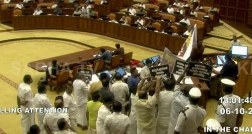 ശബരിമല സ്വർണപ്പാളി വിവാദം: നിയമസഭയുടെ നടുത്തളത്തിലിറങ്ങി പ്രതിപക്ഷം, സഭ പ്രക്ഷുബ്ധം