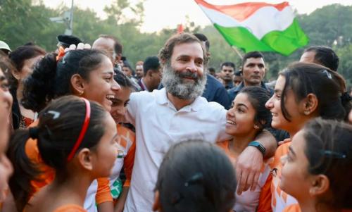 കൊവിഡ് നിർദേശങ്ങൾ തള്ളി ഭാരത് ജോഡോ യാത്ര തുടരുന്നു കൊവിഡ് നിർദേശങ്ങൾ തള്ളി ഭാരത് ജോഡോ യാത്ര തുടരുന്നു