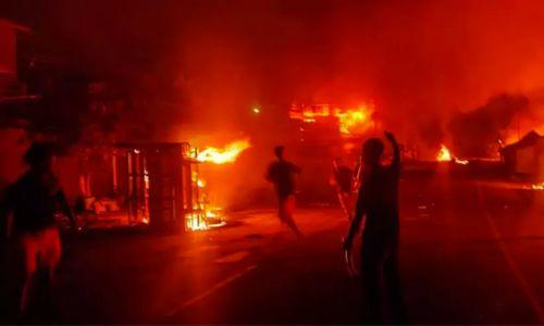 മണിപ്പുരില് സംഘര്ഷം; സ്ത്രീ കൊല്ലപ്പെട്ടു; നിരവധി വീടുകള് അഗ്നിക്കിരയാക്കി മണിപ്പുരില് സംഘര്ഷം; സ്ത്രീ കൊല്ലപ്പെട്ടു; നിരവധി വീടുകള് അഗ്നിക്കിരയാക്കി