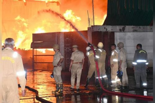 പശ്ചിമ ബംഗാളിലെ സൗത്ത് 24 പർഗാനാസിൽ വെയർഹൗസുകൾക്ക് തീപിടിച്ച് ഏഴ് മരണം; നിരവധി പേരെ കാണാതായി