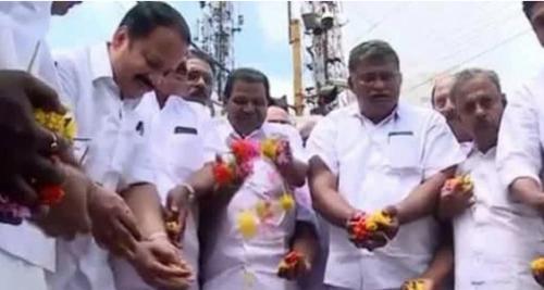 കുഴികൾ അടയ്ക്കുന്നില്ലെന്ന് ആരോപിച്ച് റോഡിൽ പൂക്കളമിട്ട് തിരുവഞ്ചൂർ രാധാകൃഷ്ണന്റെ നേതൃത്വത്തിൽ പ്രതിഷേധം കുഴികൾ അടയ്ക്കുന്നില്ലെന്ന് ആരോപിച്ച് റോഡിൽ പൂക്കളമിട്ട് തിരുവഞ്ചൂർ രാധാകൃഷ്ണന്റെ നേതൃത്വത്തിൽ പ്രതിഷേധം