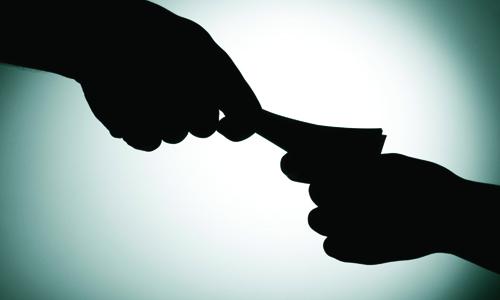 ട്രാ­ഫിക് ഉദ്യോ­ഗസ്ഥർ­ക്ക് കൈ­ക്കൂ­ലി­ വാ­ഗ്ദാ­നം ചെ­യ്ത യു­വതി­ക്ക് തടവ് ­ശി­ക്ഷ