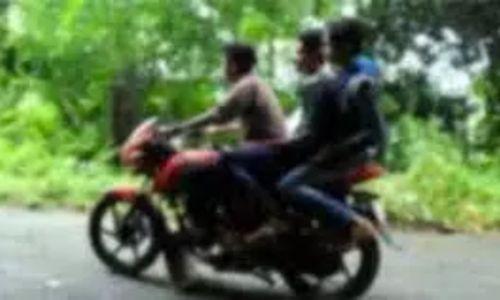 പ്രായപൂർത്തിയാകാതെ സ്കൂട്ടര് ഓടിച്ചു; അമ്മയ്ക്ക് പിഴ; അടച്ചില്ലെങ്കിൽ 5 ദിവസം തടവ് പ്രായപൂർത്തിയാകാതെ സ്കൂട്ടര് ഓടിച്ചു; അമ്മയ്ക്ക് പിഴ; അടച്ചില്ലെങ്കിൽ 5 ദിവസം തടവ്