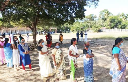തദ്ദേശ തിരഞ്ഞെടുപ്പ് പുരോഗമിക്കുന്നു; ബൂത്തുകളിൽ വോട്ടർമാരുടെ നീണ്ടനിര