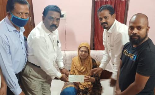 ബഹ്റൈൻ രജനി മക്കൾ മൺറം ധനസഹായം നൽകി