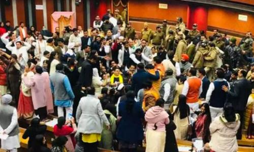 ആം ആദ്മി − ബിജെപി അംഗങ്ങൾ തമ്മിൽ തർക്കം; ഡൽഹി കോർപ്പറേഷൻ മേയർ തെരഞ്ഞെടുപ്പ് തടസപ്പെട്ടു ആം ആദ്മി − ബിജെപി അംഗങ്ങൾ തമ്മിൽ തർക്കം; ഡൽഹി കോർപ്പറേഷൻ മേയർ തെരഞ്ഞെടുപ്പ് തടസപ്പെട്ടു