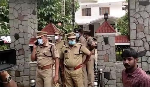 പി.സി. ജോർജിന്റെ വീട്ടിൽ പോലീസ് റെയ്ഡ് പി.സി. ജോർജിന്റെ വീട്ടിൽ പോലീസ് റെയ്ഡ്