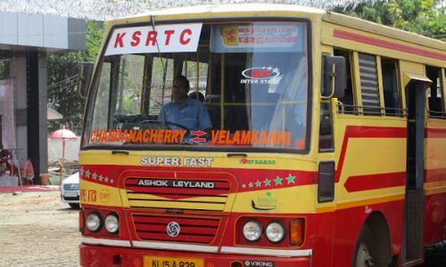 സൂ­പ്പർ­ഫാ­സ്റ്റ്, എക്സ്പ്രസ് ബസു­കളിൽ നി­ന്നുകൊണ്ടുള്ള യാ­ത്ര ഹൈ­ക്കോ­ടതി­ വി­ലക്കി