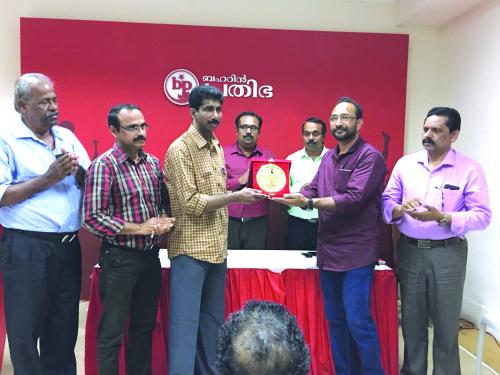 യാ­ത്രയയപ്പ് നൽകി­