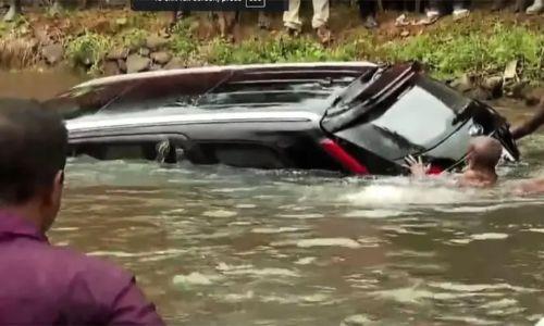 ഗൂഗിൾ മാപ്പ് നോക്കി യാത്ര ചെയ്ത സംഘം സഞ്ചരിച്ച കാർ തോട്ടിൽ വീണു ഗൂഗിൾ മാപ്പ് നോക്കി യാത്ര ചെയ്ത സംഘം സഞ്ചരിച്ച കാർ തോട്ടിൽ വീണു