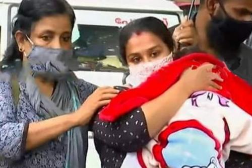 ദത്ത് വിവാദത്തിന് പരിസമാപ്തി: കുഞ്ഞിനെ അനുപമയ്ക്ക് കൈമാറി ദത്ത് വിവാദത്തിന് പരിസമാപ്തി: കുഞ്ഞിനെ അനുപമയ്ക്ക് കൈമാറി