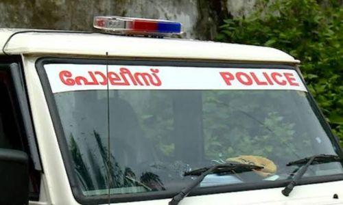 പന്ത്രണ്ടുകാരിയെ അമ്മയുടെ സുഹൃത്ത് പീഡിപ്പിച്ചു; പ്രതിയെ അറസ്റ്റ് ചെയ്യാതെ പൊലീസ് പന്ത്രണ്ടുകാരിയെ അമ്മയുടെ സുഹൃത്ത് പീഡിപ്പിച്ചു; പ്രതിയെ അറസ്റ്റ് ചെയ്യാതെ പൊലീസ്