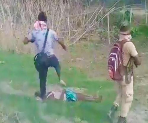 അസം വെടിവെപ്പ്: വെടിയേറ്റുമരിച്ച ആളുടെ ശരീരത്തില് ചവിട്ടിയ ഫോട്ടോഗ്രാഫര് അറസ്റ്റില് അസം വെടിവെപ്പ്: വെടിയേറ്റുമരിച്ച ആളുടെ ശരീരത്തില് ചവിട്ടിയ ഫോട്ടോഗ്രാഫര് അറസ്റ്റില്