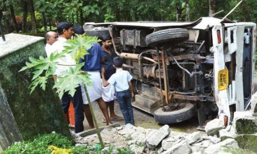 ബസ് നി­യന്ത്രണം വി­ട്ട് മറി­ഞ്ഞ് 29 കു­ട്ടി­കളടക്കം 30 പേ­ർ‍ക്ക് പരി­ക്ക്  