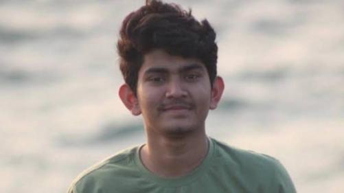 കോഴിക്കോട് പെരുന്നാൾ നമസ്കാരത്തിനിടെ വിദ്യാർഥി കുഴഞ്ഞ് വീണ് മരിച്ചു കോഴിക്കോട് പെരുന്നാൾ നമസ്കാരത്തിനിടെ വിദ്യാർഥി കുഴഞ്ഞ് വീണ് മരിച്ചു