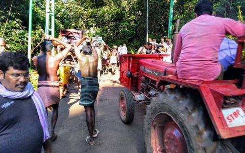 ശബരിമല സന്നിധാനത്തേക്കുള്ള ട്രാക്ടർ യാത്ര വിലക്കി ഹൈക്കോടതി ശബരിമല സന്നിധാനത്തേക്കുള്ള ട്രാക്ടർ യാത്ര വിലക്കി ഹൈക്കോടതി