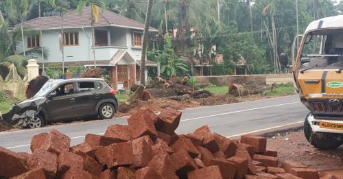 കൊയിലാണ്ടി ദേശീയ പാതയിൽ കാറും ലോറിയും കൂട്ടിയിടിച്ചു; രണ്ട് മരണം കൊയിലാണ്ടി ദേശീയ പാതയിൽ കാറും ലോറിയും കൂട്ടിയിടിച്ചു; രണ്ട് മരണം