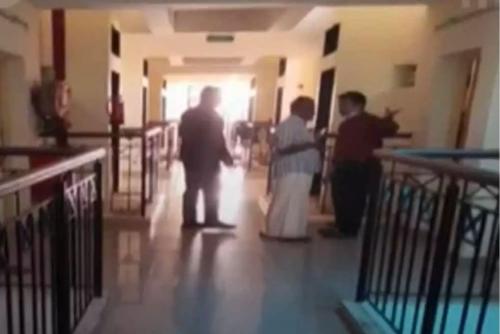 ചാലാക്ക ശ്രീനാരായണ മെഡിക്കൽ കോളജിലെ വനിത ഹോസ്റ്റൽ കെട്ടിടത്തിൽ നിന്ന് വീണ് മെഡിക്കൽ വിദ്യാർഥിനിക്ക് ദാരുണാന്ത്യം ചാലാക്ക ശ്രീനാരായണ മെഡിക്കൽ കോളജിലെ വനിത ഹോസ്റ്റൽ കെട്ടിടത്തിൽ നിന്ന് വീണ് മെഡിക്കൽ വിദ്യാർഥിനിക്ക് ദാരുണാന്ത്യം