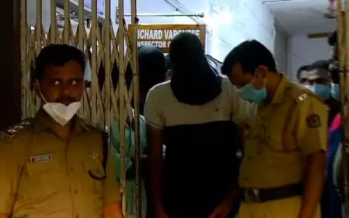 പങ്കാളി കൈമാറ്റക്കേസ്: പരാതിക്കാരിയെ വെട്ടിക്കൊന്നതിനു പിന്നാലെ പ്രതിയായ ഭർത്താവ് വിഷം കഴിച്ച് മരിച്ചു പങ്കാളി കൈമാറ്റക്കേസ്: പരാതിക്കാരിയെ വെട്ടിക്കൊന്നതിനു പിന്നാലെ പ്രതിയായ ഭർത്താവ് വിഷം കഴിച്ച് മരിച്ചു