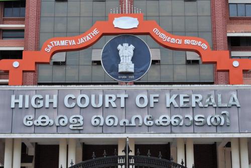 ഇരട്ട വോട്ട് വിവാദം; തെരഞ്ഞെടുപ്പ് കമ്മീഷനോട് വിശദീകരണം തേടി ഹൈക്കോടതി