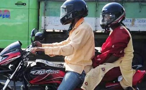 പിൻസീറ്റ് യാത്രക്കാർക്ക് ഹെൽമറ്റ് നിർബന്ധമാക്കണം: സർക്കാരിന് ഹൈക്കോടതിയുടെ അന്ത്യശാസനം   