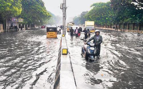 'നിവാർ' ചുഴലിക്കാറ്റ്: ചെന്നൈയിൽ കനത്ത മഴ, ചെന്പരന്പാക്കം തടാകം നിറഞ്ഞു കവിഞ്ഞു