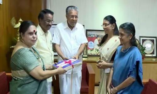 ഹേമ കമ്മിറ്റി റിപ്പോര്ട്ടിന്റെ പൂര്ണരൂപം അന്വേഷണ സംഘത്തിന് കൈമാറി ഹേമ കമ്മിറ്റി റിപ്പോര്ട്ടിന്റെ പൂര്ണരൂപം അന്വേഷണ സംഘത്തിന് കൈമാറി