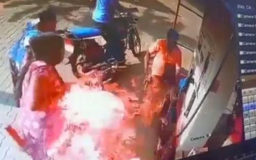 പെട്രോൾ പമ്പിൽ ഫോണ് ഉപയോഗിക്കവെ തീപിടിച്ച് യുവതി മരിച്ചു പെട്രോൾ പമ്പിൽ ഫോണ് ഉപയോഗിക്കവെ തീപിടിച്ച് യുവതി മരിച്ചു