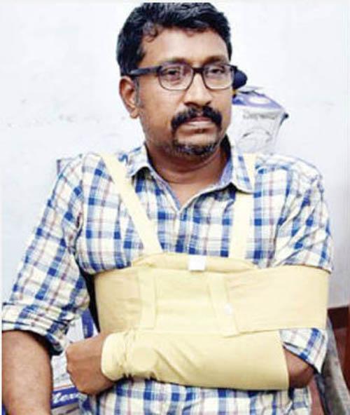 കോപ്പിയടി എതിർത്ത അദ്ധ്യാപകന്റെ കൈ വിദ്യാർത്ഥി തല്ലിയൊടിച്ചു കോപ്പിയടി എതിർത്ത അദ്ധ്യാപകന്റെ കൈ വിദ്യാർത്ഥി തല്ലിയൊടിച്ചു
