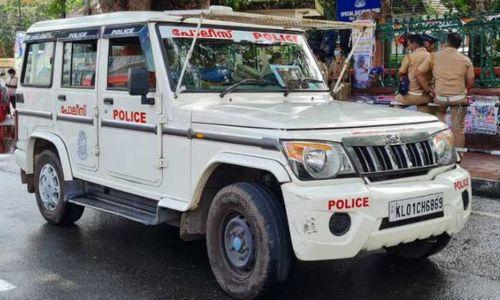 കോഴിക്കോട് സൈഡ് നൽകുന്നതിനെ ചൊല്ലി തർക്കം; നടുറോഡിൽ എസ്ഐയും സംഘവും മർദിച്ചെന്ന് യുവതി കോഴിക്കോട് സൈഡ് നൽകുന്നതിനെ ചൊല്ലി തർക്കം; നടുറോഡിൽ എസ്ഐയും സംഘവും മർദിച്ചെന്ന് യുവതി