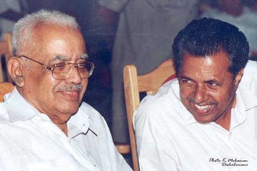ഇ.കെ നായനാരുടെ പതിനാറാം ചരമവാർഷികത്തിൽ ഓർമ്മക്കുറിപ്പുമായി പിണറായി വിജയൻ ഇ.കെ നായനാരുടെ പതിനാറാം ചരമവാർഷികത്തിൽ ഓർമ്മക്കുറിപ്പുമായി പിണറായി വിജയൻ