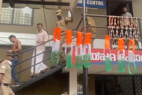 രാഹുൽ ഗാന്ധിയുടെ ഓഫീസിലെ ഗാന്ധി ചിത്രം തകർത്ത സംഭവം; നാല് കോൺഗ്രസ് പ്രവർത്തകർ അറസ്റ്റിൽ രാഹുൽ ഗാന്ധിയുടെ ഓഫീസിലെ ഗാന്ധി ചിത്രം തകർത്ത സംഭവം; നാല് കോൺഗ്രസ് പ്രവർത്തകർ അറസ്റ്റിൽ