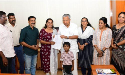 പുനരധിവാസത്തിന് 20 സെൻ്റ് ഭൂമി വിട്ടുനൽകി വയനാട് സ്വദേശിനി; രേഖ മുഖ്യമന്ത്രിക്ക് കൈമാറി പുനരധിവാസത്തിന് 20 സെൻ്റ് ഭൂമി വിട്ടുനൽകി വയനാട് സ്വദേശിനി; രേഖ മുഖ്യമന്ത്രിക്ക് കൈമാറി