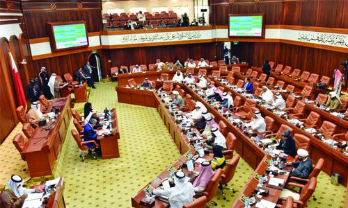പെ­ട്രോൾ വി­ലവർ­ദ്ധന: നഷ്ടപരി­ഹാ­രം ആവശ്യപ്പെ­ട്ട് എംപി­മാ­ർ