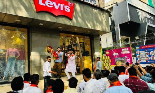 സൈൻ ബോർഡുകളിൽ മറാത്തി ഇല്ലെന്നാരോപിച്ച് കടകൾ അടിച്ചുതകർത്ത് മഹാരാഷ്ട്ര നവനിർമാൺ സേന സൈൻ ബോർഡുകളിൽ മറാത്തി ഇല്ലെന്നാരോപിച്ച് കടകൾ അടിച്ചുതകർത്ത് മഹാരാഷ്ട്ര നവനിർമാൺ സേന