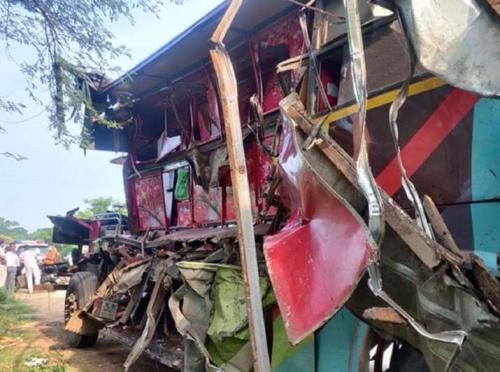 റായ്പുരിൽ ബസും ട്രക്കും കൂട്ടിയിടിച്ച് ഏഴ് മരണം റായ്പുരിൽ ബസും ട്രക്കും കൂട്ടിയിടിച്ച് ഏഴ് മരണം