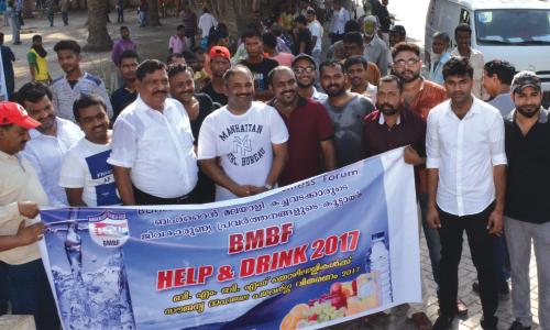 ദാ­ഹജലം നൽ‍­കി­  മാ­തൃ­കയാ­യി യു­വാ­ക്കൾ