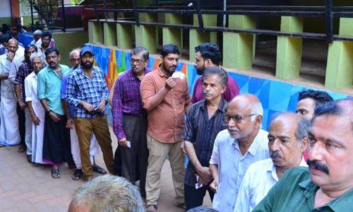 ചൂടിനെ അവഗണിച്ചും പോളിങ് ബൂത്തുകളില് വോട്ടര്മാരുടെ നീണ്ട നിര; എങ്ങും കനത്ത പോളിങ്ങ് ചൂടിനെ അവഗണിച്ചും പോളിങ് ബൂത്തുകളില് വോട്ടര്മാരുടെ നീണ്ട നിര; എങ്ങും കനത്ത പോളിങ്ങ്