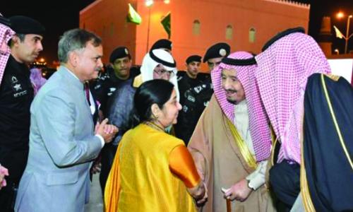 ജനാ­ദ്രി­യ സാംസ്‌കാ­രി­കോ­ത്സവത്തിന്  പ്രൗ­ഢഗംഭീ­രമാ­യ തു­ടക്കം