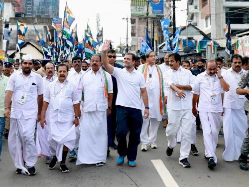 ഭാരത് ജോഡോ യാത്ര കേരളത്തിൽ പ്രവേശിച്ചു; പദയാത്രയിൽ ശശി തരൂരും ഭാരത് ജോഡോ യാത്ര കേരളത്തിൽ പ്രവേശിച്ചു; പദയാത്രയിൽ ശശി തരൂരും