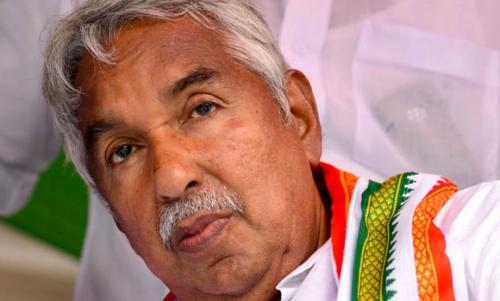 ഉമ്മൻചാണ്ടിക്ക് ചികിത്സ നിഷേധിക്കുന്നു; സഹോദരൻ ഉൾപ്പെടെ 42 അടുത്ത ബന്ധുക്കൾ മുഖ്യമന്ത്രിക്ക് നിവേദനം നൽകി ഉമ്മൻചാണ്ടിക്ക് ചികിത്സ നിഷേധിക്കുന്നു; സഹോദരൻ ഉൾപ്പെടെ 42 അടുത്ത ബന്ധുക്കൾ മുഖ്യമന്ത്രിക്ക് നിവേദനം നൽകി