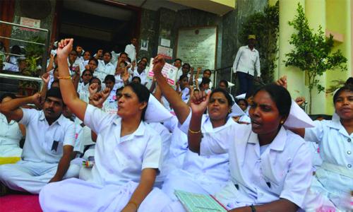 നഴ്സുമാരുടെ സമരം നേരിടാൻ കര്‍ശന നടപടി : നഴ്സിങ് വിദ്യാർഥികളെ ആശുപത്രികളിൽ വിന്യസിക്കും