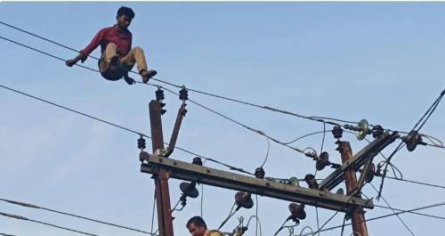 ഭാര്യയുമായി പിണങ്ങി  ട്രാൻസ്‌ഫോർമർ പോസ്റ്റിൽ കയറി ആത്മഹത്യാ ഭീഷണി; യുവാവിനെതിരെ കേസെടുത്തു