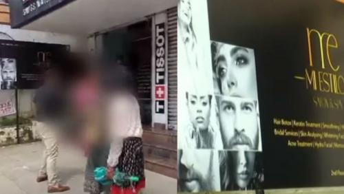 നടുറോഡില് യുവതിയെ മര്ദിച്ച സംഭവം; ബ്യൂട്ടിപാര്ലര് ഉടമയായ സ്ത്രീ അറസ്റ്റില് നടുറോഡില് യുവതിയെ മര്ദിച്ച സംഭവം; ബ്യൂട്ടിപാര്ലര് ഉടമയായ സ്ത്രീ അറസ്റ്റില്
