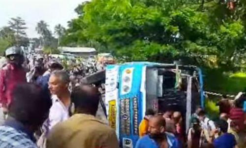തൃശൂരിൽ ബസ് പാടത്തേക്ക് മറിഞ്ഞ് അപകടം; 40 ലേറെ പേർക്ക് പരിക്ക് തൃശൂരിൽ ബസ് പാടത്തേക്ക് മറിഞ്ഞ് അപകടം; 40 ലേറെ പേർക്ക് പരിക്ക്