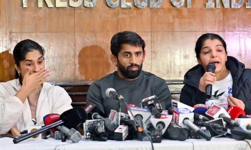 ബ്രിജ് ഭൂഷന്റെ ആളുകൾ എന്റെ അമ്മയെ ഭീഷണിപ്പെടുത്തുന്നു; സാക്ഷി മാലിക് ബ്രിജ് ഭൂഷന്റെ ആളുകൾ എന്റെ അമ്മയെ ഭീഷണിപ്പെടുത്തുന്നു; സാക്ഷി മാലിക്