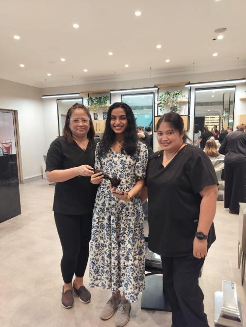 കാൻസർ രോഗികൾക്ക് കൈത്താങ്ങായി വിദ്യാർത്ഥിനികൾ; മുടി ദാനം നൽകി മാതൃകയായി ശ്രീലക്ഷ്മിയും ദിയയും