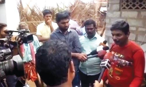 സഹായവുമായി സന്തോഷ് പണ്ഡിറ്റ് കോളനിയിലെത്തി