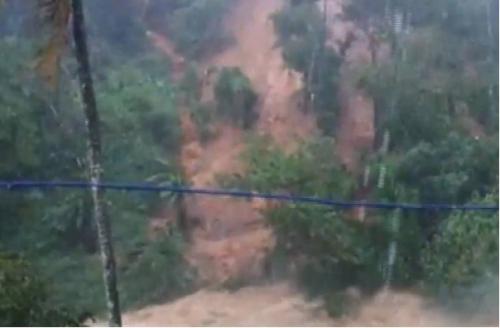 മൂ­ന്നാ­റിൽ മണ്ണി­ടി­ച്ചി­ൽ; എേ­സ്റ്ററ്റ് ലയങ്ങൾ മണ്ണി­നടി­യി­ൽ